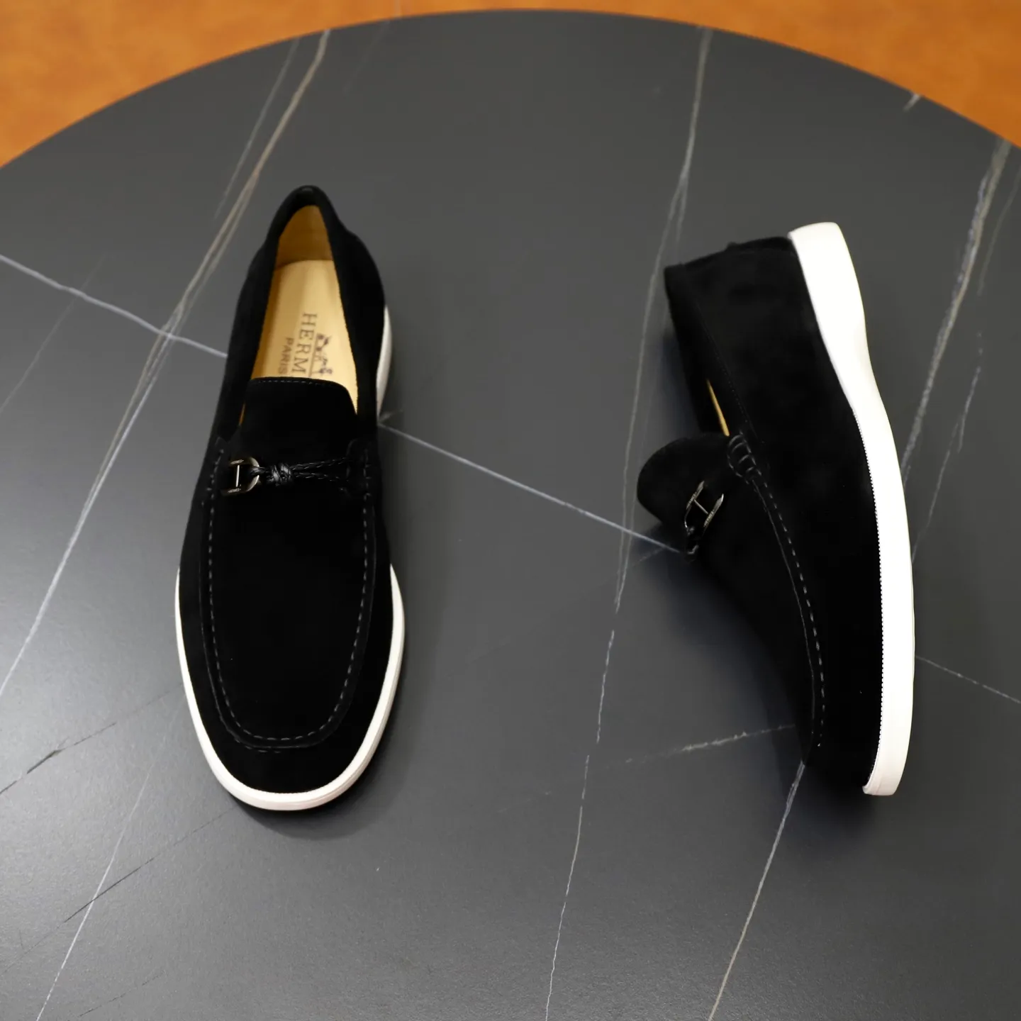 Ex-factory price: 540💰Hermès/Hermès slip-on men's shoes. This shoe is made of imported cow suede leather, with simple and smooth lines, and a 3CM rubber foam ultra-light sole combined with aerodynamic design! Youthful and fashionable, H button decoration, contrasting leather embellishment on the heel, calf lining to gently wrap your feet, with embossed logo cowhide feet, leather rock strips, casual and urban style, highlighting youthful vitality, sports and leisure version, super versatile Size number: 38-39-40-41-42-43-44 Standard leather shoe size (45 can be customized but does not support returns)